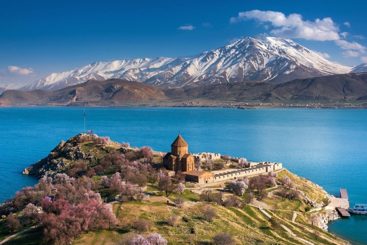 turkey-van-lake-akdamar-island